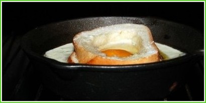 Яичница в хлебе в духовке - фото шаг 4