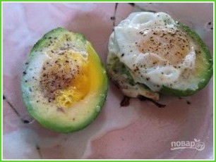Яйцо в авокадо с беконом - фото шаг 4