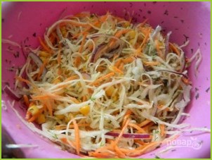 Капустный салат с морковью и кукурузой - фото шаг 5