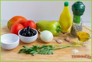Овощной салат с маслинами и кунжутом - фото шаг 1
