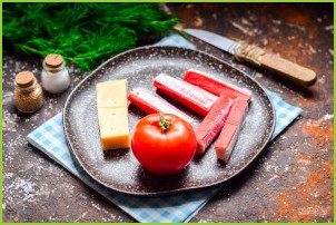 Салат из сыра, помидоров и крабовых палочек - фото шаг 1