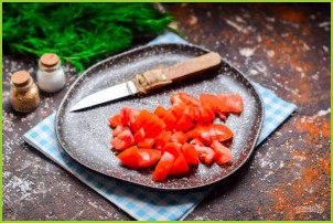 Салат из сыра, помидоров и крабовых палочек - фото шаг 2