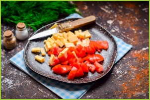 Салат из сыра, помидоров и крабовых палочек - фото шаг 3