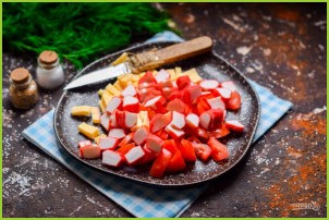 Салат из сыра, помидоров и крабовых палочек - фото шаг 4
