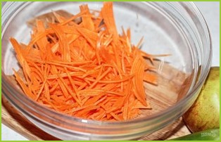 Салат из зеленой редьки с морковью - фото шаг 2