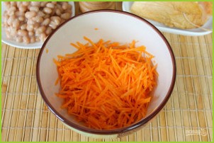 Салат с фасолью, морковью и копченой курицей - фото шаг 4