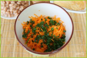 Салат с фасолью, морковью и копченой курицей - фото шаг 5