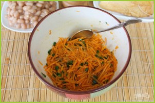 Салат с фасолью, морковью и копченой курицей - фото шаг 6