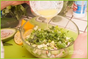Салат с креветками в тарталетках - фото шаг 7