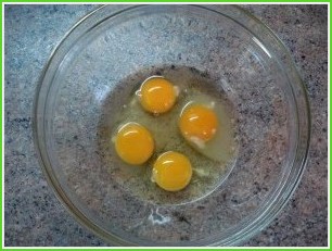 Омлет из яиц и молока - фото шаг 1