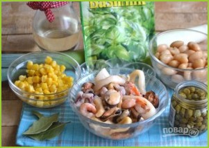 Салат из морепродуктов с фасолью, кукурузой и каперсами - фото шаг 1