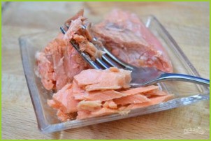Салат с копченой рыбкой - фото шаг 1