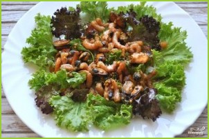 Салат с мидиями и креветками - фото шаг 6