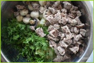 Салат с шампиньонами и солеными огурцами - фото шаг 5