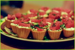 Салат в тарталетках с семгой - фото шаг 3