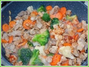 Свинина с замороженными овощами, тушёная в сливках - фото шаг 3