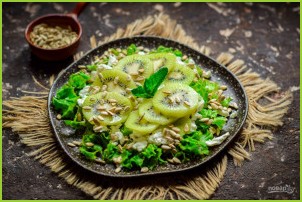 Зеленый салат с киви - фото шаг 5