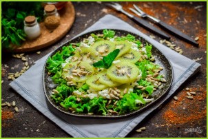 Зеленый салат с киви - фото шаг 6