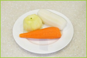 Дайкон с морковью и яблоком - фото шаг 2