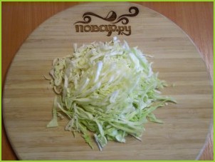 Капустный салат с майонезом - фото шаг 2