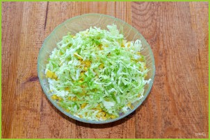 Крабовый салат с капустой и огурцом - фото шаг 6