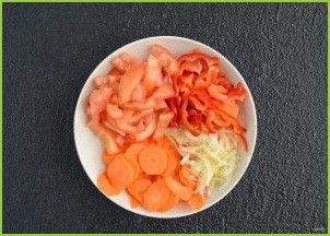 Салат из помидор, перца и моркови - фото шаг 2