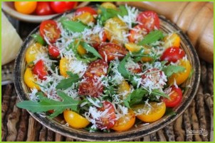 Салат из рукколы с помидорами черри и пармезаном - фото шаг 6