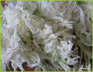 Салат из свежей капусты и крабовых палочек - фото шаг 2