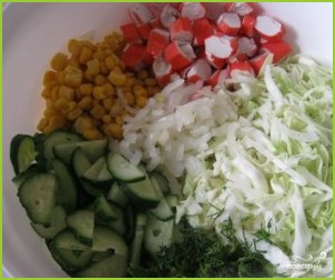Салат из свежей капусты и крабовых палочек - фото шаг 7