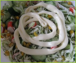 Салат из свежей капусты и крабовых палочек - фото шаг 8
