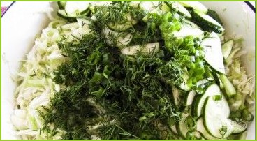 Салат из свежей капусты с огурцами - фото шаг 3
