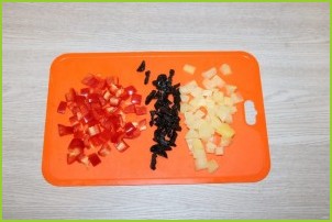 Салат с ананасом и черносливом - фото шаг 2