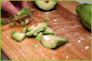 Салат в авокадо - фото шаг 2