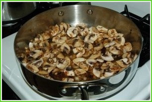 Бефстроганов с грибами и луком - фото шаг 5