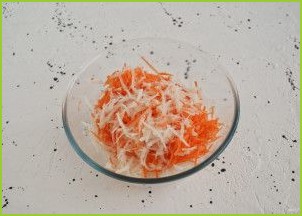 Салат с дайконом и морковью - фото шаг 2
