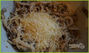 Салат с грибами, кальмарами и сыром - фото шаг 7