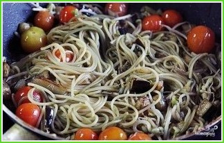  Спагетти с черри, баклажанами и пророщенной фасолью - фото шаг 2