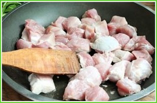Тушеная картошка со свининой на сковороде - фото шаг 1