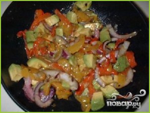 Крабовый салат с авокадо - фото шаг 4