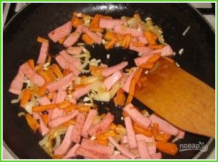 Макароны с колбасой и томатным соусом - фото шаг 3