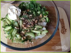 Салат из сельдерея с огурцом и орехами - фото шаг 4