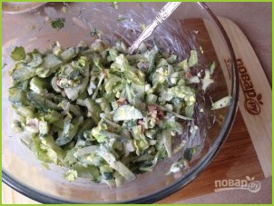 Салат из сельдерея с огурцом и орехами - фото шаг 5