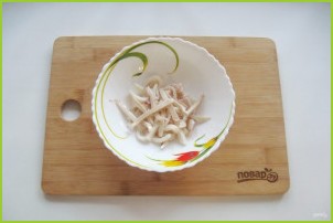 Салат с кальмарами и маринованными грибами - фото шаг 4