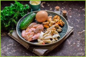 Салат с креветками, мидиями и кальмарами - фото шаг 1