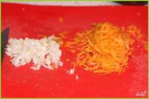Салат с вареной печенью и солеными огурцами - фото шаг 4