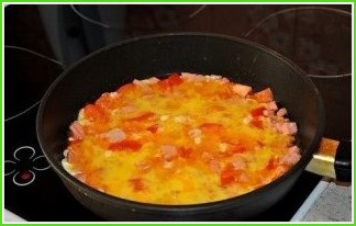 Яичница с колбасой, помидорами и сыром - фото шаг 2