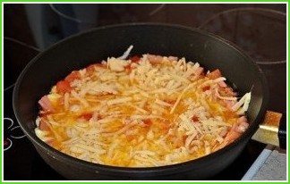Яичница с колбасой, помидорами и сыром - фото шаг 3