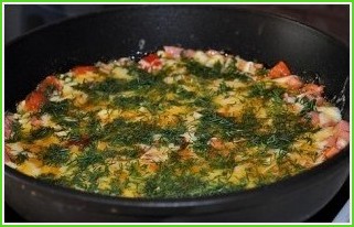 Яичница с колбасой, помидорами и сыром - фото шаг 4
