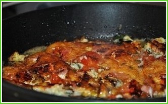 Яичница с колбасой, помидорами и сыром - фото шаг 5