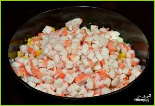 Крабовый салат с огурцом без риса - фото шаг 6